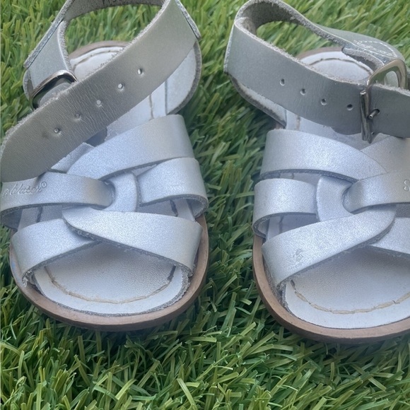 Saltwater Silver Sandals Size 7 - Picture 2 of 3